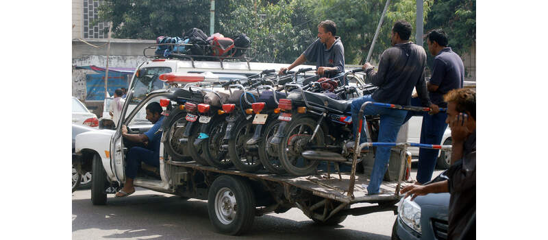 traffic police in pakistan,karachi plice,bike parking