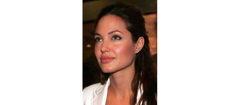 angelina joli in favour of afghan refuges