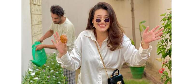 Cheerful Zara Noor Abbas to welcome first child