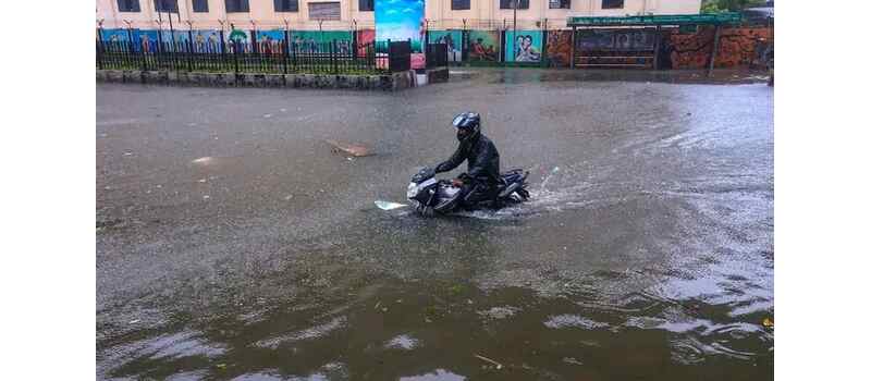 cyclone hit india 8 dead